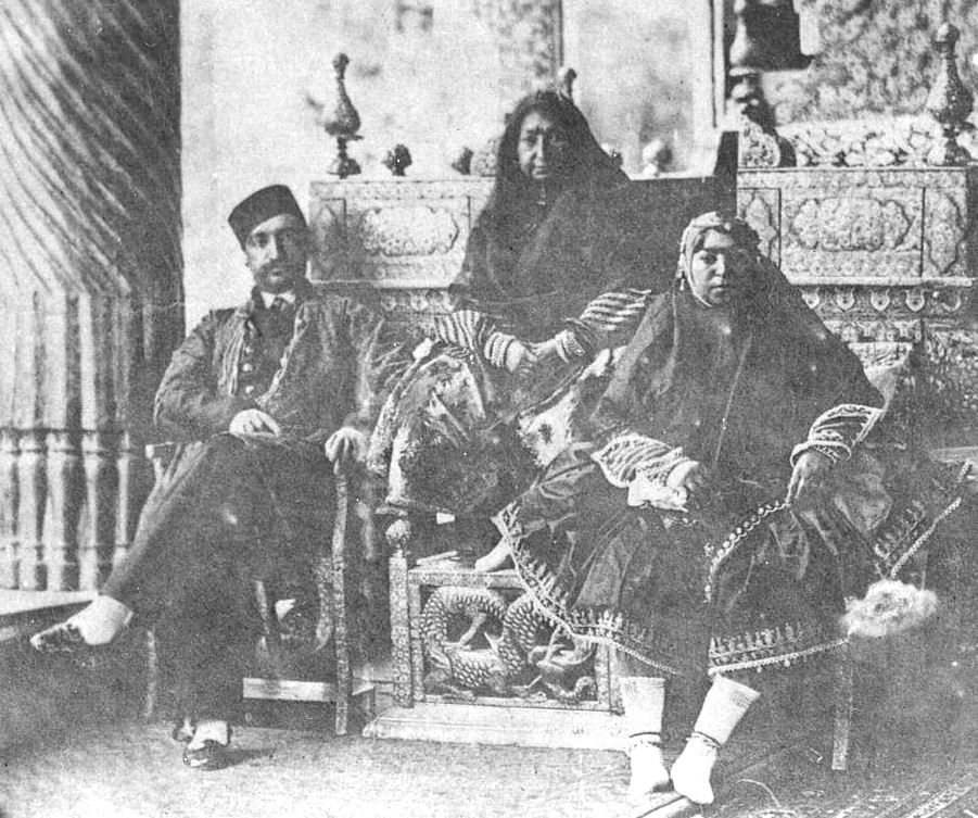 ناصرالدین شاه، مادرش مهدعلیا و خواهرش عزت‌الدوله