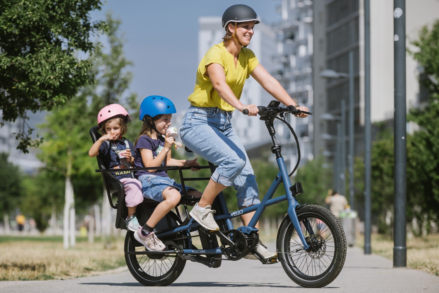 دوچرخه سواری یک خانم همراه با بچه ها
