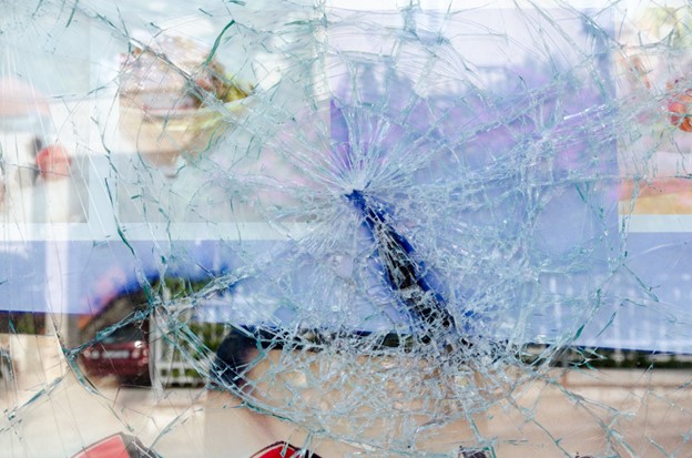 شکست شیشه از پوشش‌های اضافی بیمه بدنه است