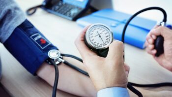 فشار خون چیست؟ علائم فشار خون بالا و پایین
