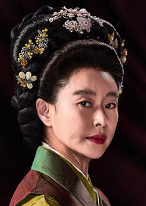 یه جی-وون در نقش ملکه شین‌دوک، اولین ملکهٔ چوسان
