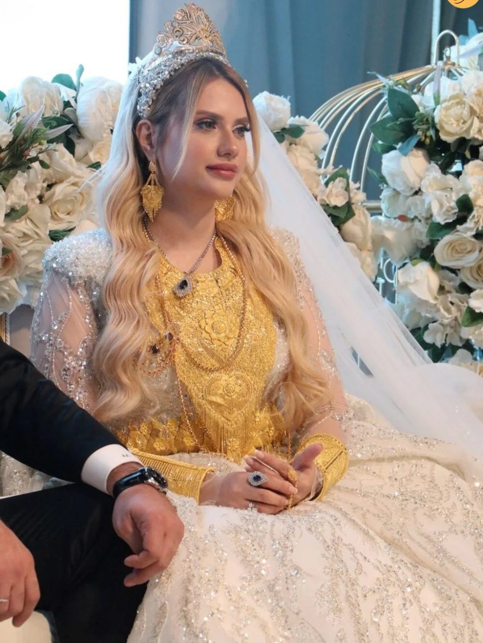 (عکس) این عروس خانم با ۴ کیلو طلا در مراسم جشن عروسی خود در تیتر روزنامه ها قرار گرفت!