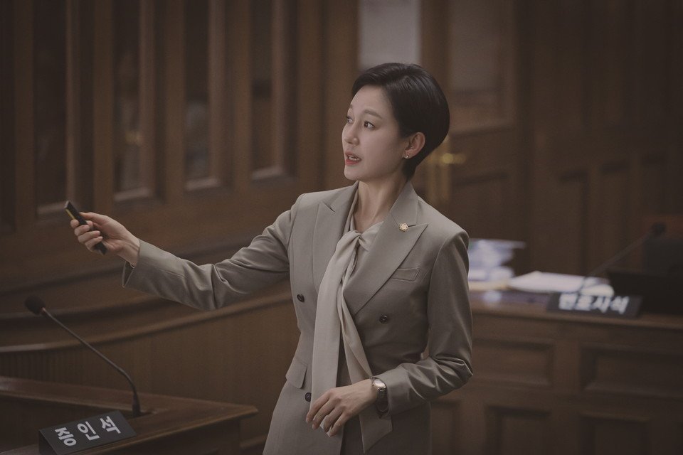 جین کیونگ در نقش ته سو می بازیگر سریال وکیل ووی شگفت انگیز - کارمادیو