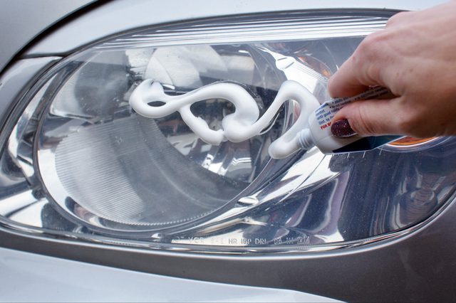 تمیز کردن چراغ مه شکن خودرو با استفاده از خمیر دندان