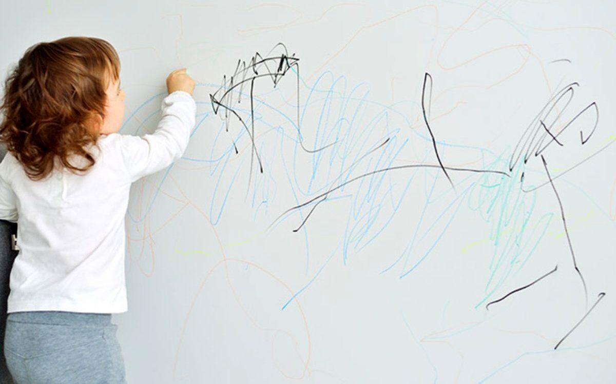 پاک کردن خطوط مداد و مداد رنگی روی دیوار یا وسایل با خمیر دندان
