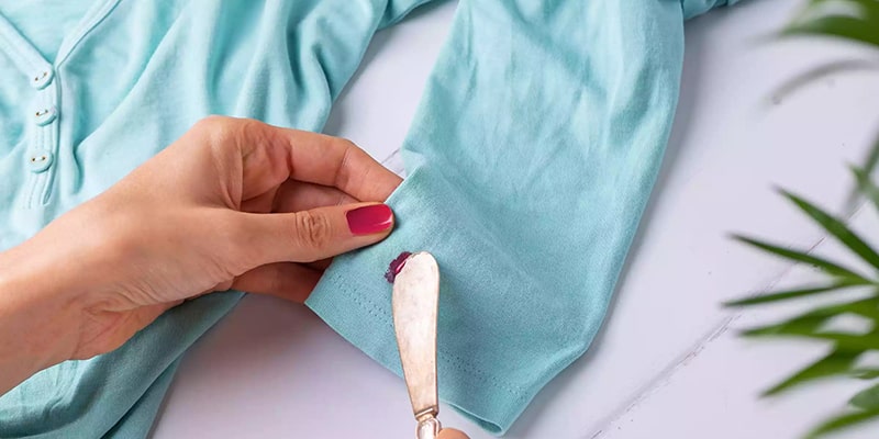 روش پاک کردن لاک از روی لباس