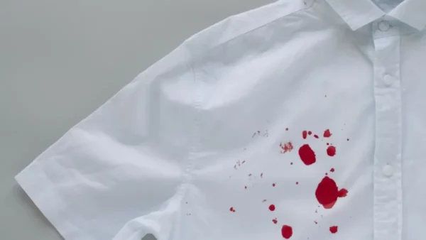 6 ترفند خانگی پاک کردن لکه خون قدیمی و خشک شده از لباس