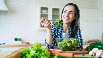 غذا های مفید و مضر برای تعادل هورمون های زنانه
