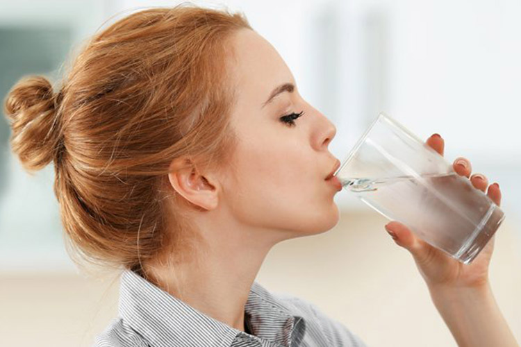 نوشیدن آب برای ترک نخوردن پوست در دوران بارداری 