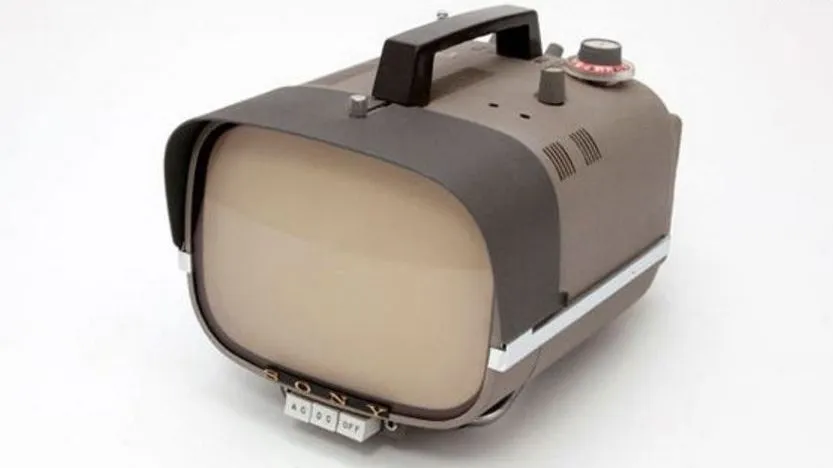 1960 The world's first portable transistor television