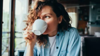 12 ترفند ساده برای بیدار ماندن بدون مصرف قهوه و کافئین